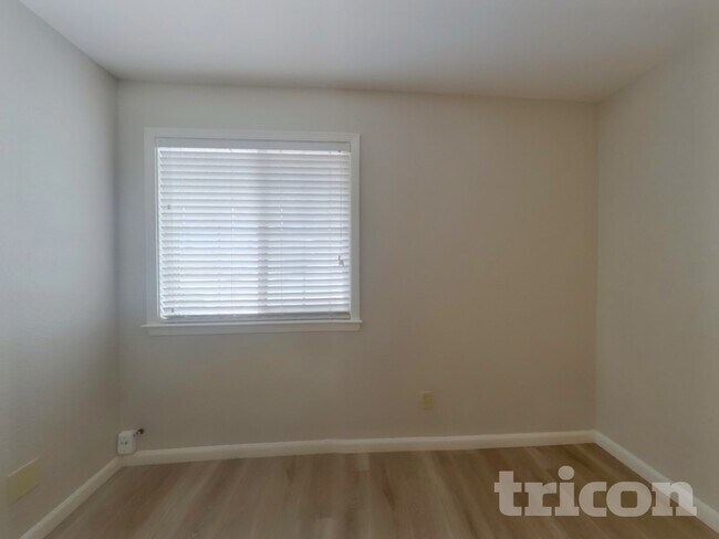 Building Photo - 520 Eider Ln