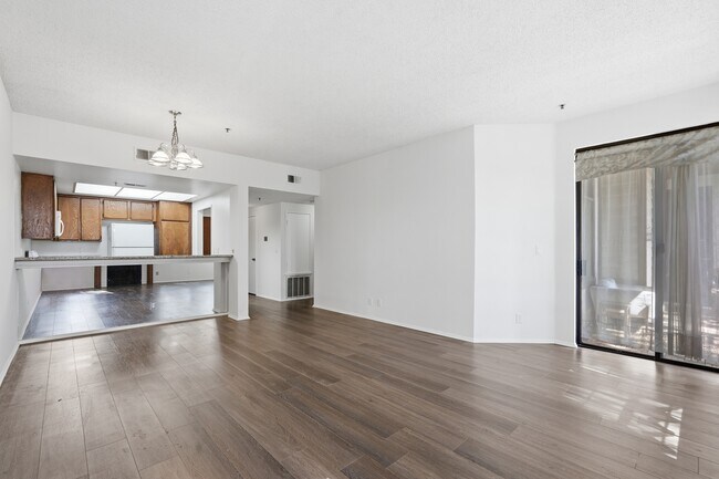 Building Photo - 2559 Plaza del Amo