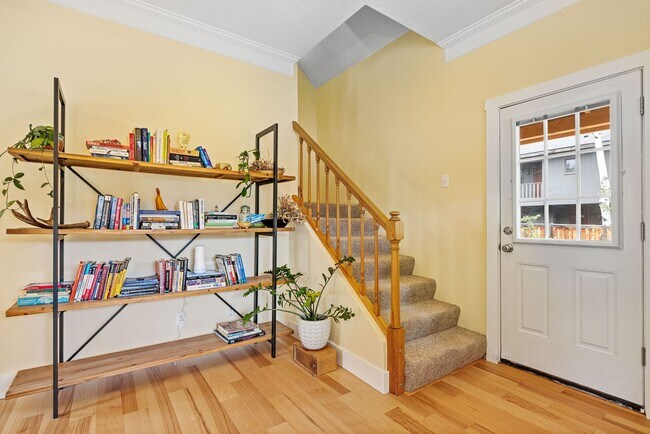 Building Photo - Fully Furnished Northside Bungalow Available for Month of August, 2026