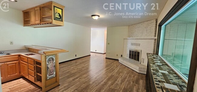 Building Photo - Single Family Home in NE Grants Pass with RV Parking