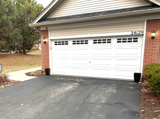 Building Photo - 24129 Walnut Cir