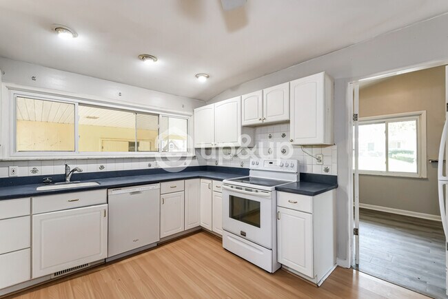 Building Photo - Fantastic 3bd/1.5ba home! Coming soon!