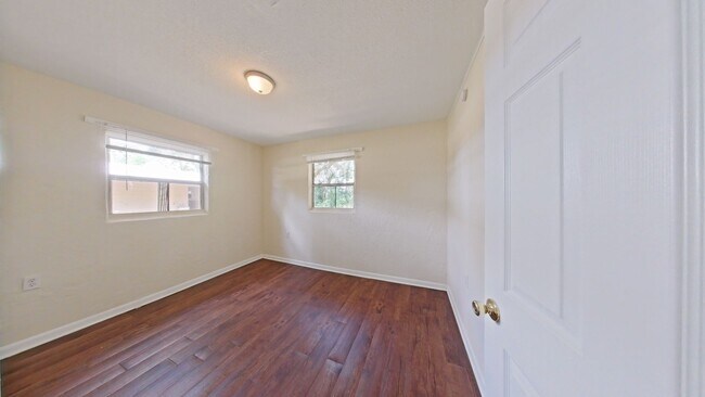 Building Photo - Lovely 2/1 - Convenient Location