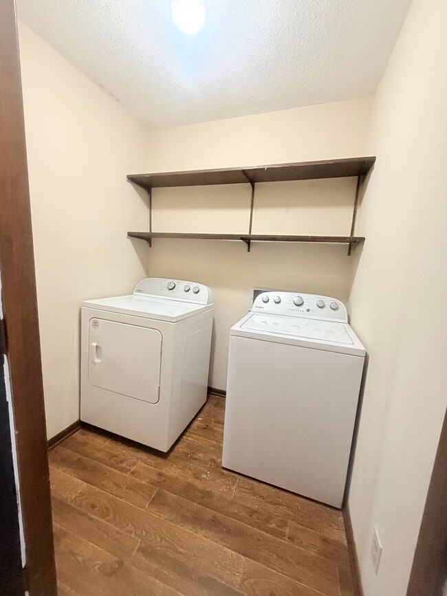 Building Photo - Charming Updated Duplex in Farragut