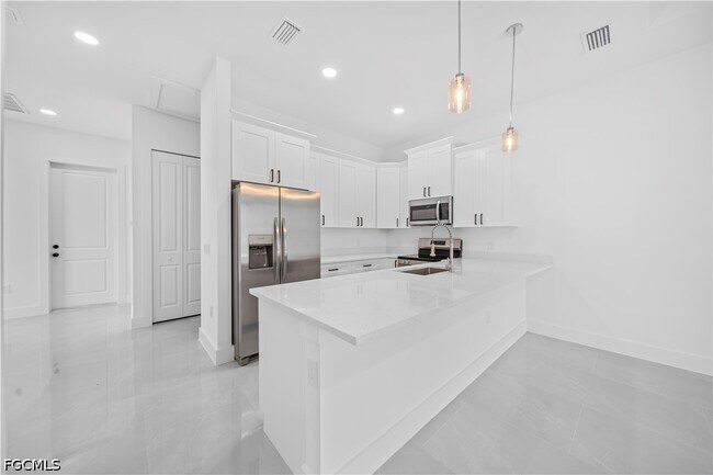 Building Photo - 2218 Fairway Dr