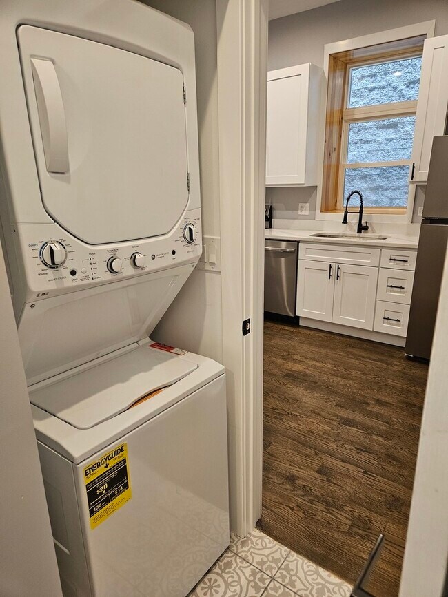 Building Photo - 831 S Western Ave