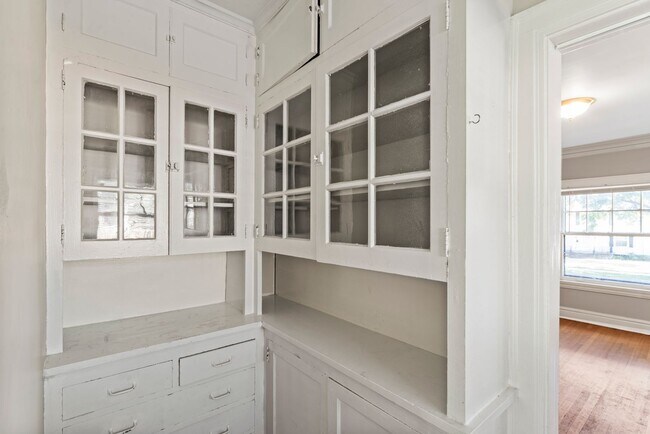 Building Photo - Charming 3-Bed Home Near UMKC with Hardwoo...