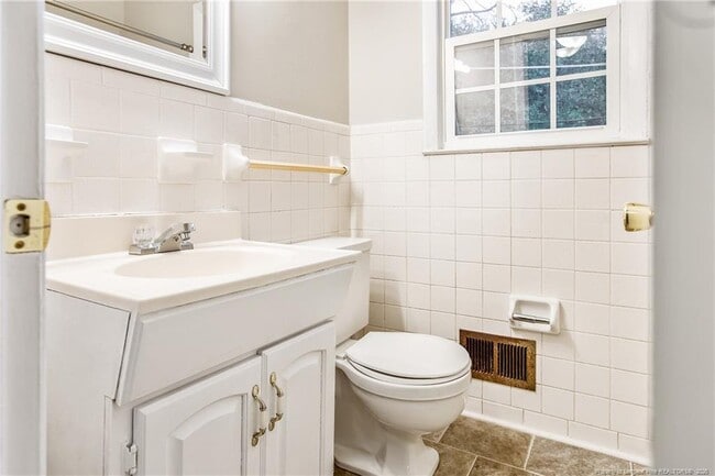 Building Photo - 828 Pilot Ave