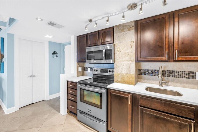 Building Photo - Beautiful 2BR/2BA Waterfront Condo in 55+ Community – Available for Rent!