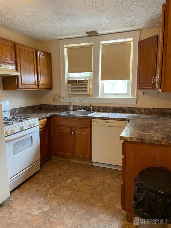 Building Photo - 549 Main St