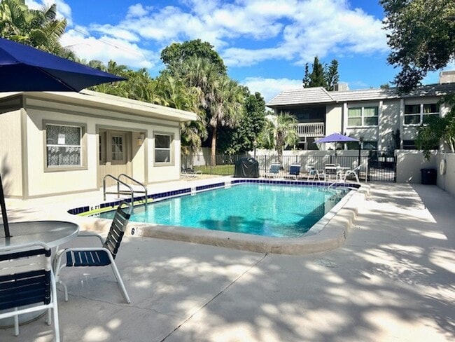 Building Photo - 2025/26 FALL/ WINTER MONTHLY  RENTAL ! FURNISHED - 5 MINUTES TO SIESTA BEACH