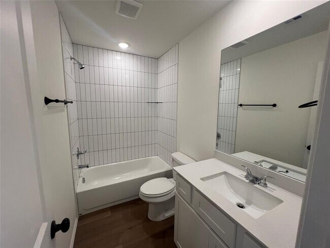 Building Photo - 302 Aaran Way