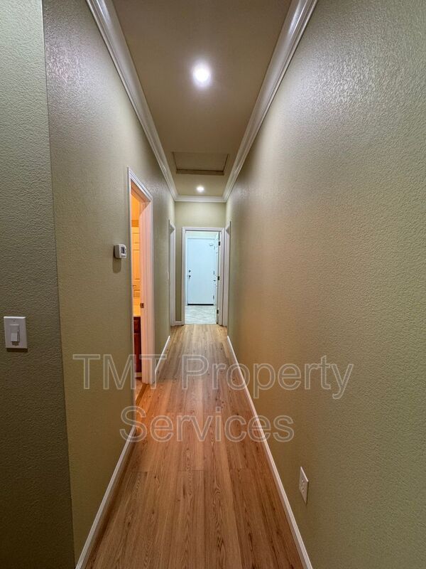 Building Photo - 301 Brimfield Ct