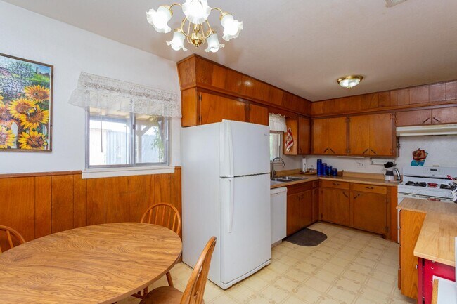 Building Photo - 313 Robins Dr