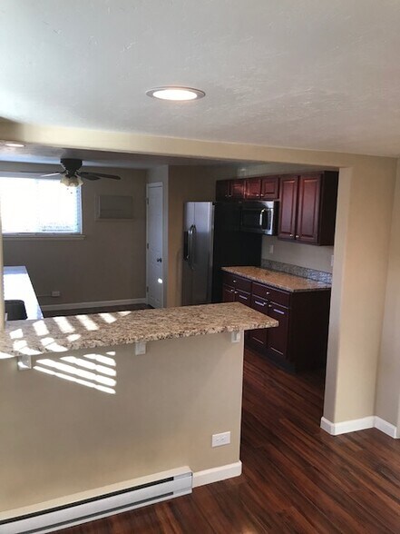 Breakfast Bar - 3033 Zenobia St