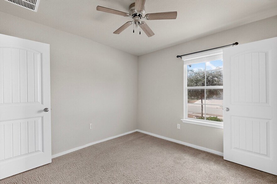 Building Photo - 402 Pentire Way