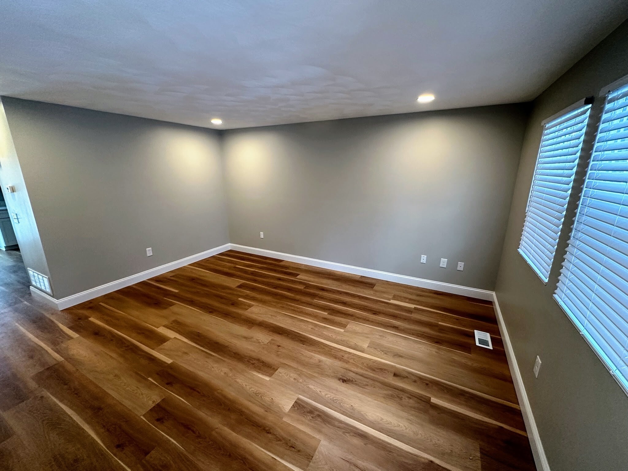 Large Living Room (13'x16') - 489 Boston Neck Rd