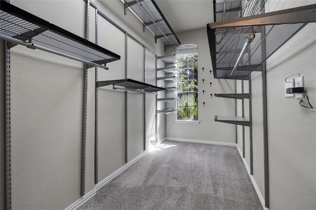 Building Photo - 1908 Thorndale Cir