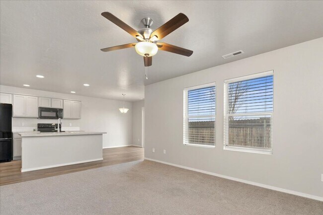 Building Photo - Beautiful Home 3 bed, 2.5 baths - Pet Friendly - Ready Now!