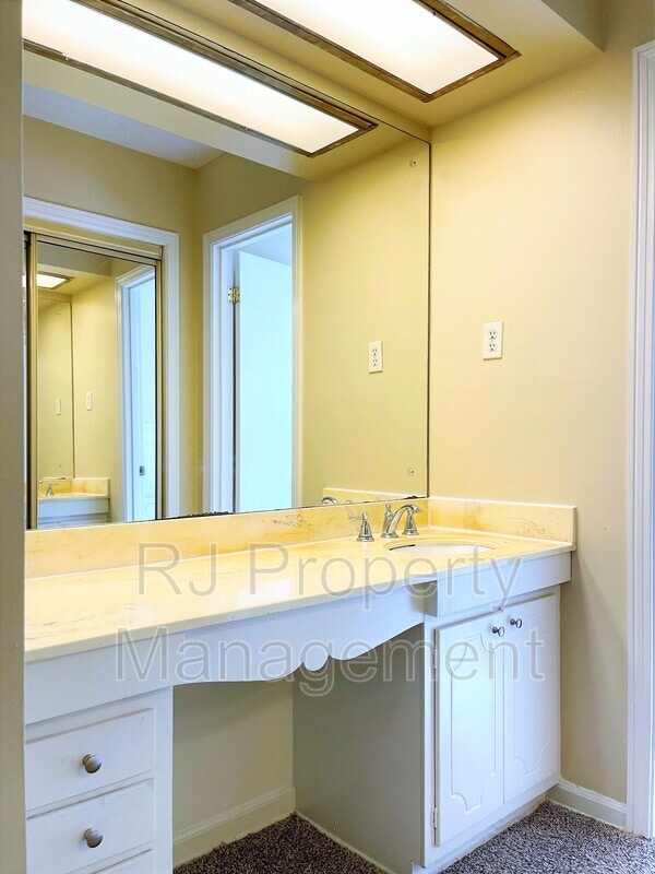 Building Photo - 3235 Foxgate Dr