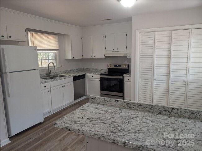 Building Photo - 6542 Rosecran Dr
