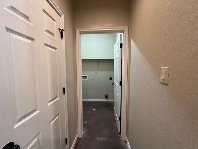 Building Photo - Luxury 3/2 Duplex in NBTX