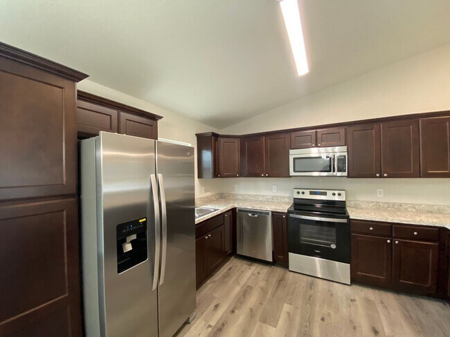 Building Photo - *** NOT AVAILABLE TO SHOW TILLL MID APRIL *** Custom Home - Desirable SE Ocala Neighborhood 3/2/2...