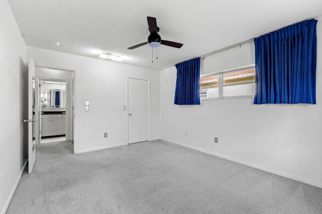 Building Photo - "Spacious 2-Bed, 2-Bath Condo Oasis in Prime Clearwater Location – 55+ COMMUNITY