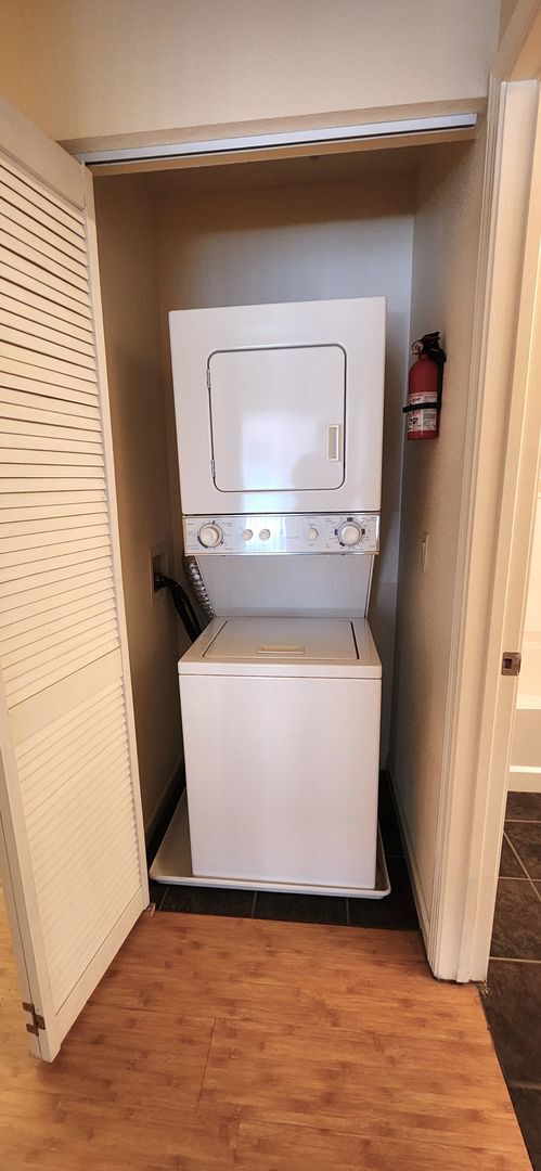 Building Photo - 2 Bedroom recently painted 2nd Floor Condo in Guard Gated Park Avenue!