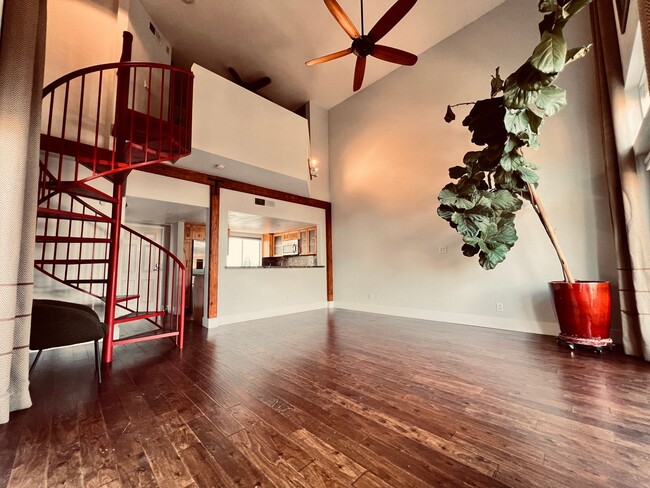 Building Photo - Renovated Uptown District Top Floor Condo in the Hillcrest