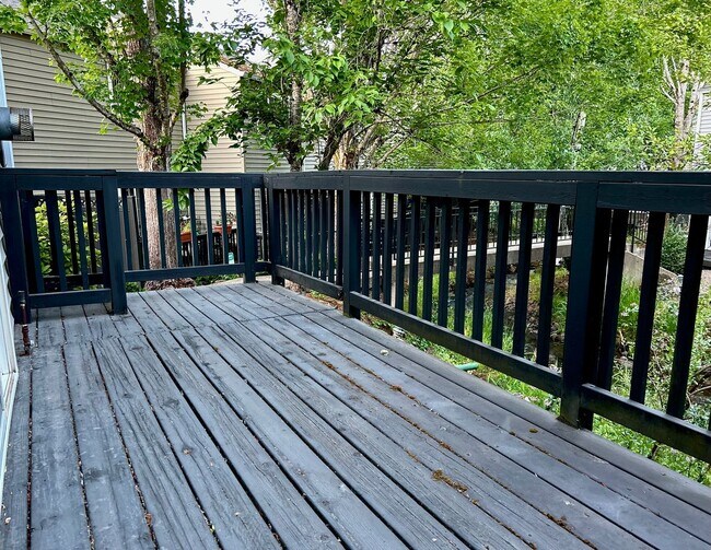 Building Photo - Beautiful Three Bedroom Townhome
