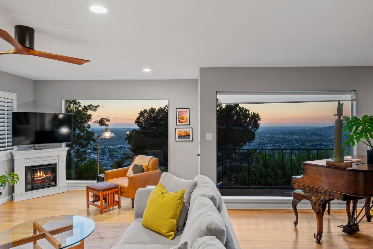 Building Photo - 4350 Summit Dr