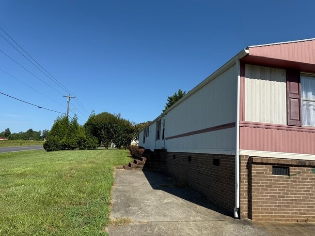 Building Photo - Move-In Ready 3 Bed, 2 Bath Home in Newton...