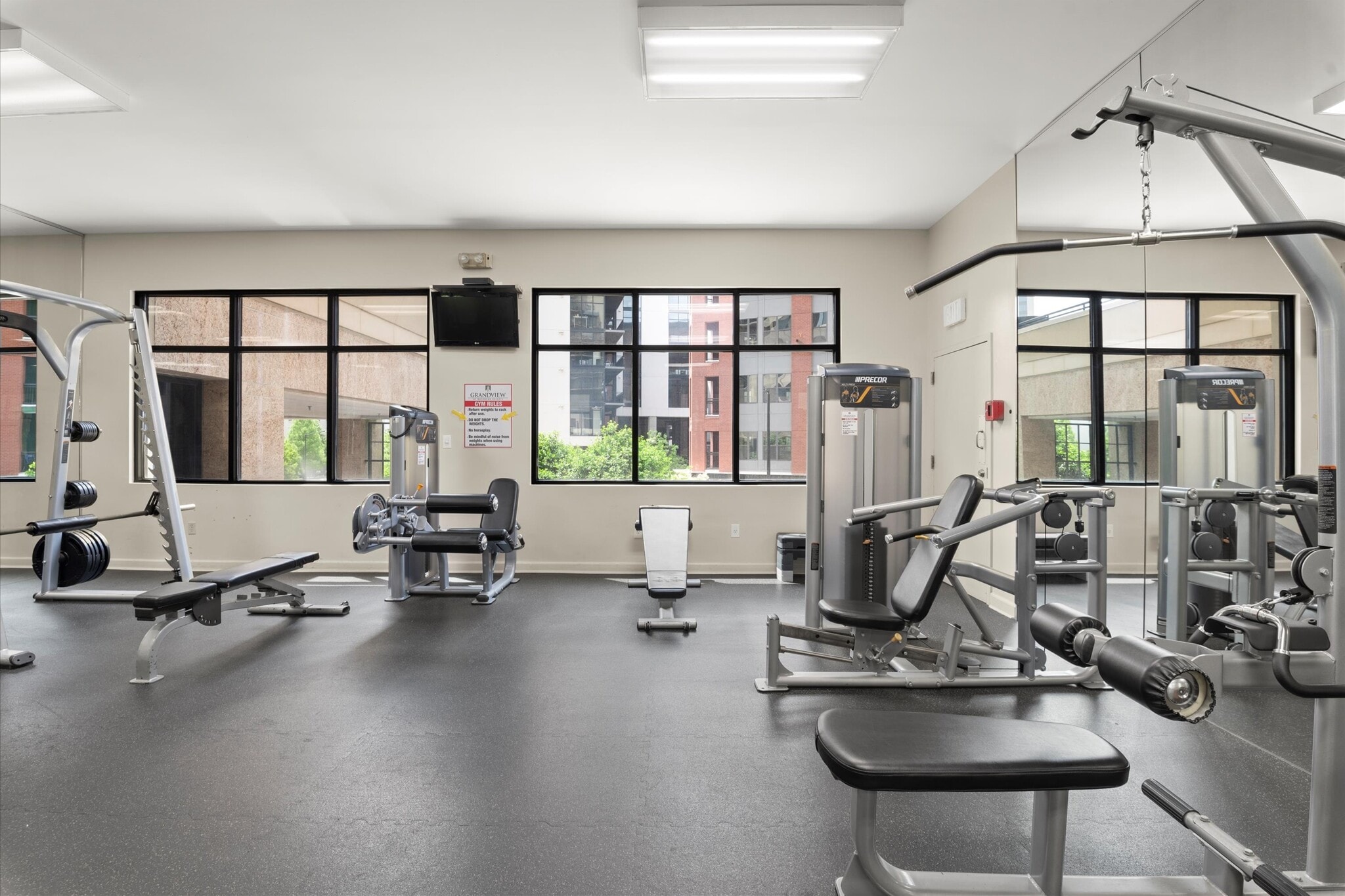 Building Photo - 3481 Lakeside Dr NE