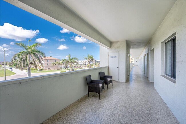 Building Photo - 1500 Park Beach Cir