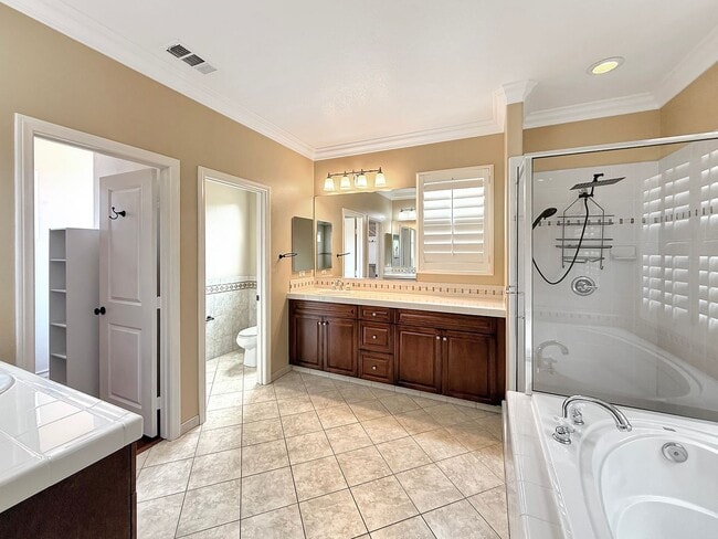 Building Photo - SD: Spacious 5B/4BA Home with Private Patio, Backyard & Soaking Tub
