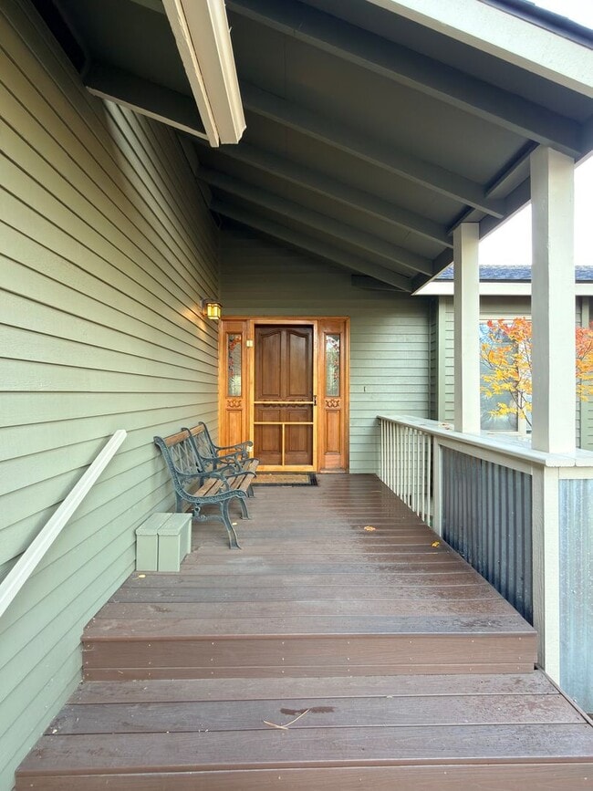 Building Photo - SEASONAL FURNISHED SHORT TERM RENTAL Offering Great Vibe! ALL UTILITIES PAID BY THE SELLER...