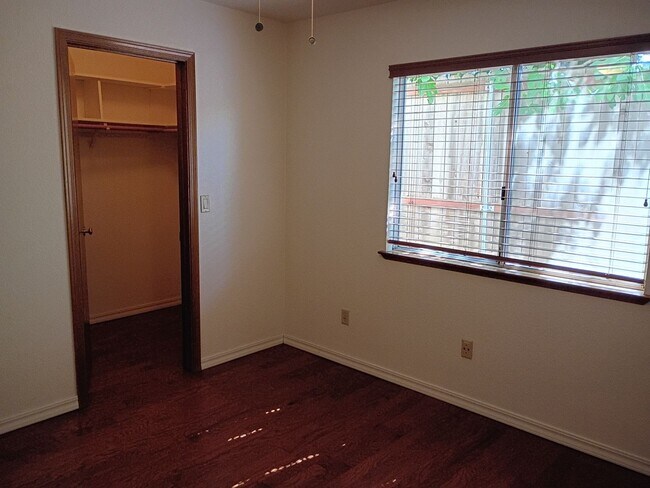 Building Photo - AVAILABLE NOW! excellent Fair Oaks Location 3 Bedroom Home!