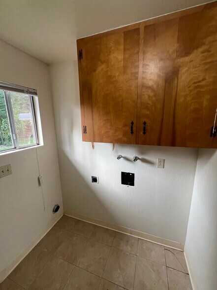 Building Photo - 5926 Walnut Dr