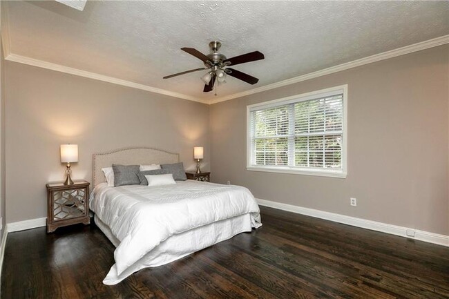 Building Photo - 21 Delmont Dr NE