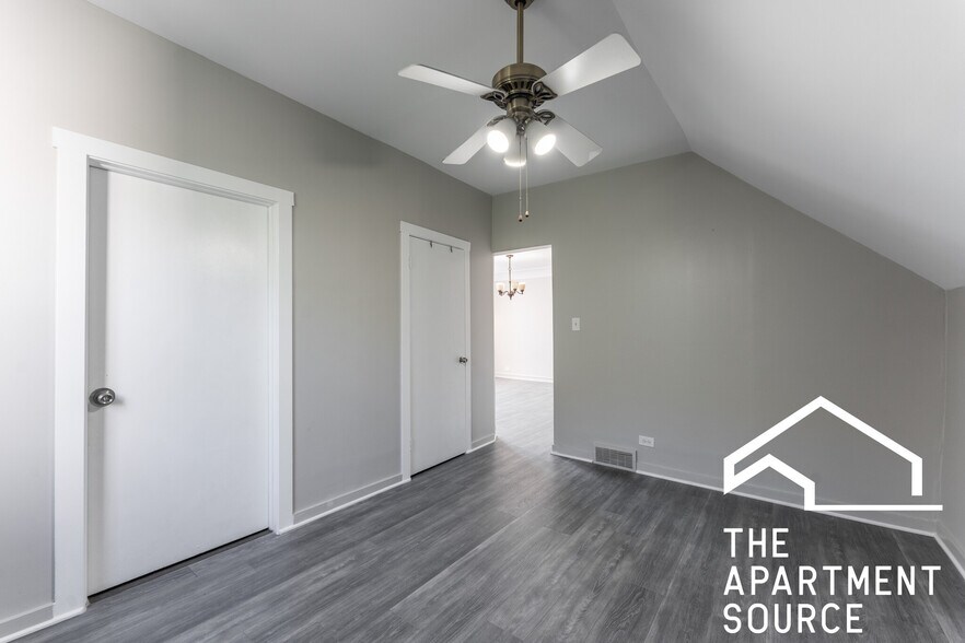 Building Photo - 2853 W Dickens Ave
