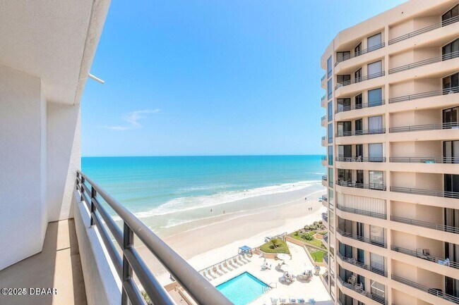 Building Photo - Coastal Living meets convenience in the He...