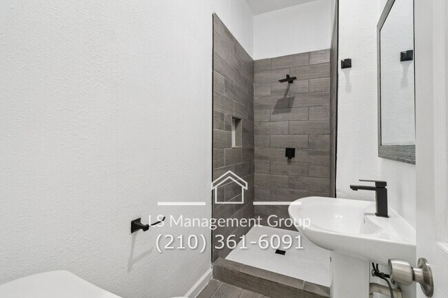 Building Photo - 622 Denver Blvd