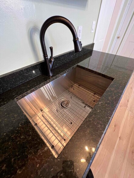 Building Photo - 81-83 America St