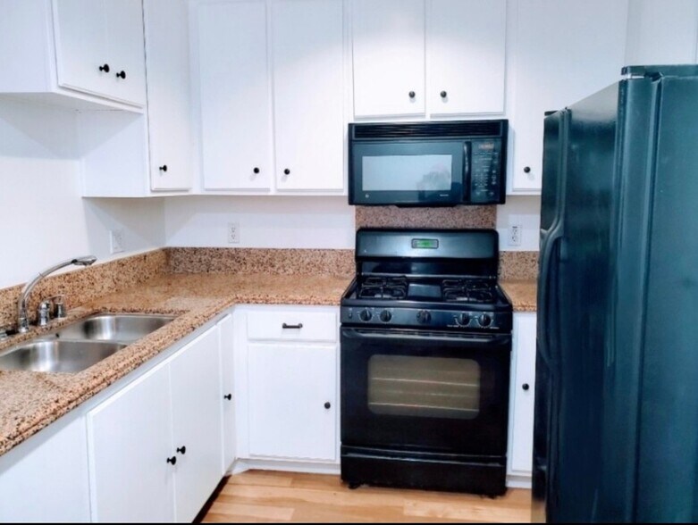 Kitchen - 160 S Hudson Ave