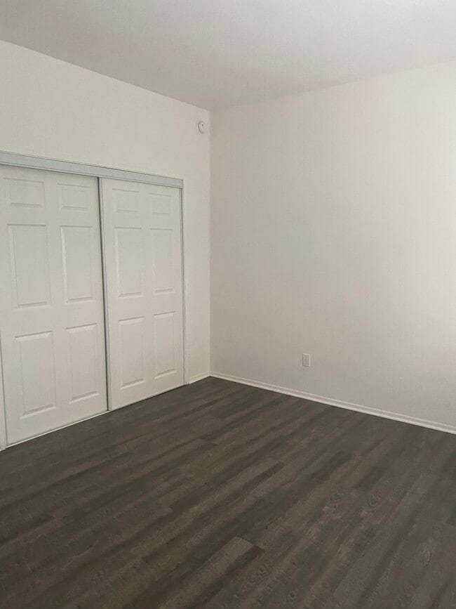 Building Photo - 930 S Venice Blvd