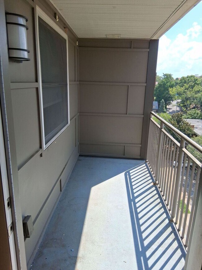 Building Photo - Lake Plaza Condominiums Unit #802: 3bed/2bath Available FALL 2026 - Move in August 13, 2026! Rent...