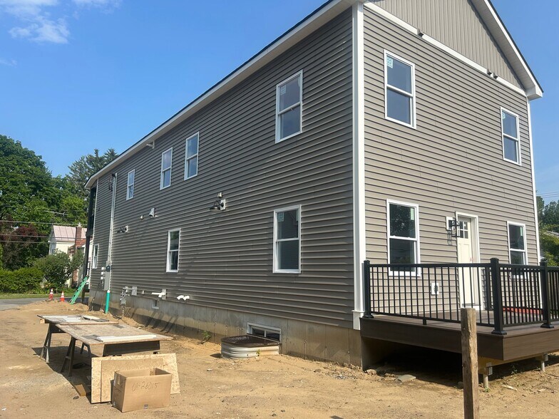 Building Photo - 139 Elm St