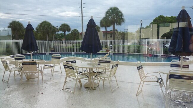 Building Photo - 2050 Oleander Blvd