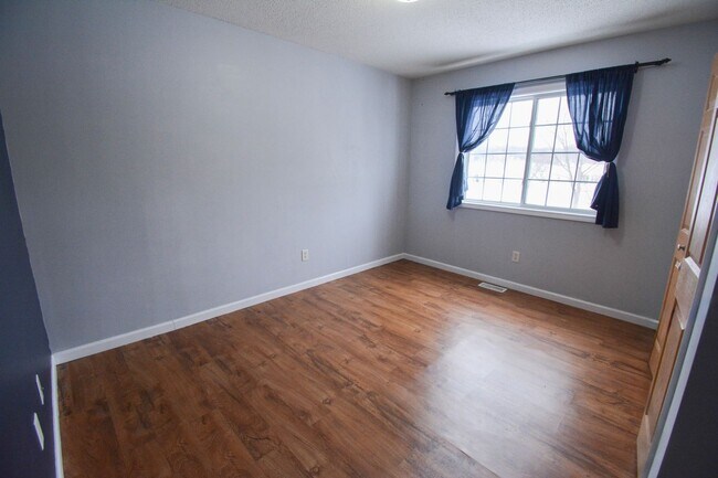 Building Photo - Updated 2 Bed, 1.5 Bath Townhome — Available Immediately